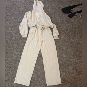 Cream Alo sweat set!